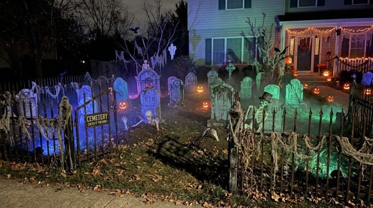 13 Scary Graveyard Halloween Yard Ideas For You